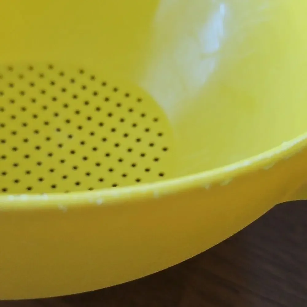 Vintage Tupperware #1523 & #1200 Yellow 1 & 2 Quart Colander Strainer Set